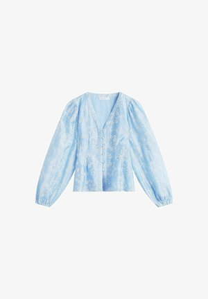 Lyseblå bluse med blomstret broderi, lange puffede ærmer, V-hals og stofbetrukne knapper foran.