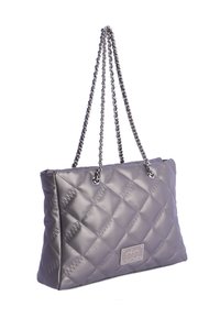 Bolso acolchado gris con textura suave, asas de cadena metálica y placa con logo. Presenta una forma rectangular y un patrón con pespuntes en la parte superior.