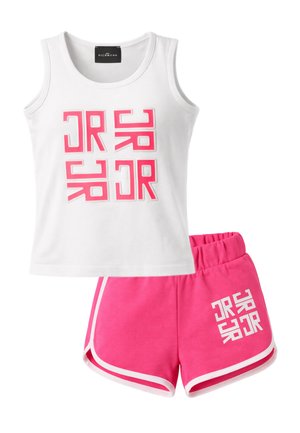 Top bianco senza maniche con logo geometrico rosa abbinato a pantaloncini rosa con vita elastica, rifiniture bianche e logo coordinato sulla gamba sinistra.