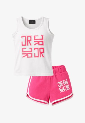 Top bianco senza maniche con logo geometrico rosa abbinato a pantaloncini rosa con vita elastica, rifiniture bianche e logo coordinato sulla gamba sinistra.