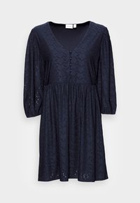 Abito nero lungo fino al ginocchio con motivo in pizzo ad occhio, scollatura a V, bottoni coperti lungo la parte anteriore e maniche a tre quarti a sbuffo con polsini elasticizzati.