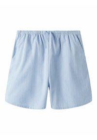 Shorts bleu clair en tissu lisse avec des rayures verticales blanches, dotés d'une taille élastique et de poches latérales.