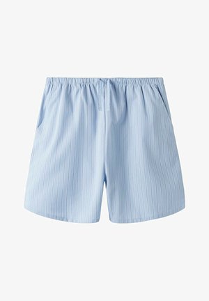 Shorts bleu clair en tissu lisse avec des rayures verticales blanches, dotés d'une taille élastique et de poches latérales.