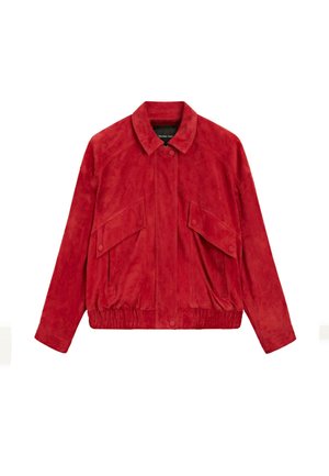 Rote Wildlederjacke mit vorderen Klappentaschen, Druckknopfverschluss, elastischem Bund und klassischem Kragen, flach liegend auf weißem Hintergrund.