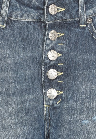 Shorts in denim con un lavaggio azzurro chiaro, caratterizzati da una chiusura a cinque bottoni, accessori in metallo argentato e dettagli di cuciture gialle a contrasto.