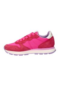 Pinke Sportschuhe mit einer Mischung aus glatten und strukturierten Materialien. Mit pinken Schnürsenkeln, einer lila Sohle und weißen Akzenten an der Ferse.