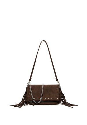 Borsa a tracolla in camoscio marrone con dettagli a frange sui lati, catena e borchie argento e tracolla lunga.