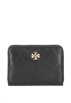 Portafoglio in pelle nera con motivo trapuntato a diamanti e piccolo emblema logo dorato al centro, chiusura con cerniera lungo il bordo superiore.
