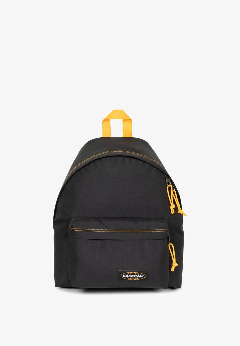 Sac à dos noir avec une forme arrondie en dôme, fermetures éclair orange, poignée supérieure, poche avant et détail de surpiqûres jaunes.