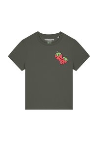Olivegrünes T-Shirt aus Baumwolle. Verfügt über kurze Ärmel und einen runden Halsausschnitt. Zeigt zwei rote Erdbeeren mit grünen Blättern auf der Vorderseite.