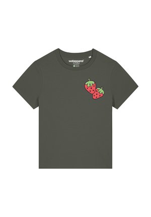 Olijfgroen T-shirt gemaakt van katoen. Heeft korte mouwen en een ronde halslijn. Toont twee rode aardbeien met groene bladeren op de voorkant.