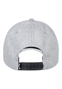 Gorra snapback gris con visera plana. La textura de la tela es suave, con una correa negra ajustable en la parte posterior y un forro interior blanco.