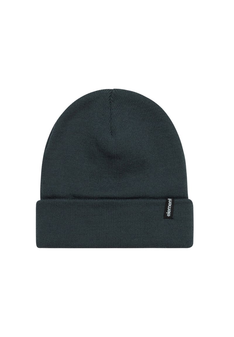 Bonnet en tricot vert foncé avec un revers. Présente une petite étiquette noire avec du texte blanc sur le revers. Texture douce et design ajusté.