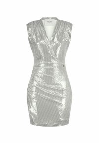 Robe à sequins argentés avec un décolleté en V profond, sans manches et texture froncée, présentant une silhouette slim et ajustée avec des accents métalliques.