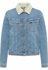 Světle modrá džínová bunda s límcem z umělé ovčí kůže, předním zapínáním na knoflíky, dvěma kapsami na hrudi a vodorovnými švy.