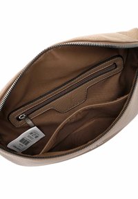 Béžová kožená taška s hnědým nezašitým vnitřkem, vybavená zipem na zavírání, kapsou na zip a koženým detailem na jedné straně.