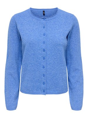 Cárdigan de color azul con botones, confeccionado en un material suave y texturizado. Cuenta con un escote redondo y mangas largas, con botones distribuidos de manera uniforme en la parte delantera.
