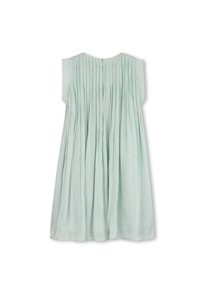 Φόρεμα ανοιχτοπράσινο χωρίς μανίκια με κάθετες πιέτες, στρογγυλή λαιμόκοψη και κ λείσιμο με φερμουάρ πίσω. Κατασκευασμένο από υφή υφάσματος που ρέει.