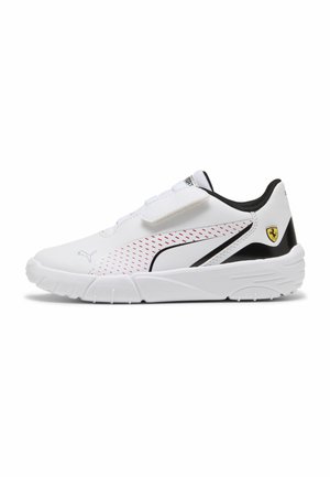 Biały but sportowy z czerwonymi akcentami kreskowymi, czarnym paskiem Puma, rzepem i żółtym logo Ferrari na pięcie, przedstawiony z profilu na białym tle.
