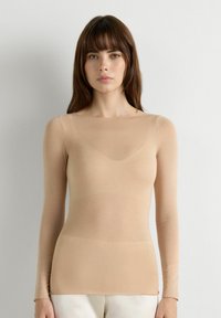 Długosleeve top w kolorze beżowym, wykonany z lekkiej, elastycznej tkaniny; charakteryzuje się okrągłym dekoltem i dopasowanym krojem o gładkiej, równej fakturze.