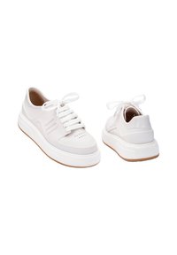 Sneaker bianca con una finitura liscia, punta rotonda, suola in gomma spessa, lacci piatti e logo impresso sul tallone. Design classico e casual.