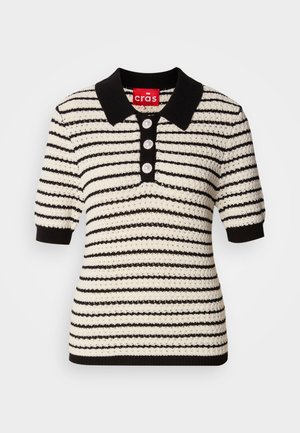 Gebreide polo trui met zwart-witte strepen, korte mouwen en een zwarte kraag. Bevat drie parel knopen aan de voorkant.