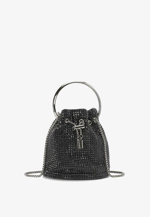 Zwarte emmerhandtas met kralen, een zilveren ringhandvat, trekkoordsluiting en kettingriem, met een gestructureerde oppervlakte en metalen accenten.
