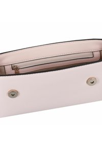Lichtroze handtas interieur met eenrits zak. Zachte textuur, goudkleurige hardware en contrasterende zwarte biezen langs de rand.