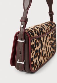 Borsa a tracolla in tessuto maculato con dettagli in pelle marrone, forma strutturata, tracolla regolabile e hardware in tonalità argento.