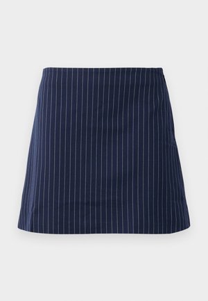 Gonna blu navy con sottili righe verticali bianche e taglio dritto sopra il ginocchio, esposta su uno sfondo bianco semplice.