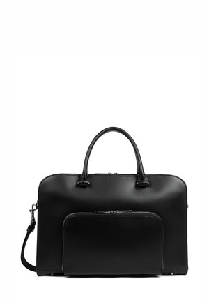Borsa a tracolla in pelle nera con una superficie liscia, dotata di manici doppi, una tracolla removibile e una tasca frontale con zip.