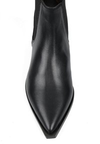 Czarny skórzany botek za kostkę z zaostrzonym noskiem i elastycznymi panelami po bokach. Gładka faktura, płaska podeszwa i minimalistyczny design.
