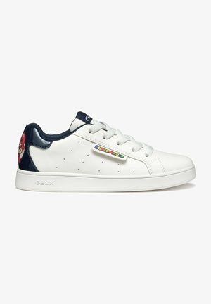 Sneakers bianchi in pelle con dettagli blu navy, lati perforati e un logo colorato "SUPER MARIO". Presentano una suola texturizzata e lacci rotondi.