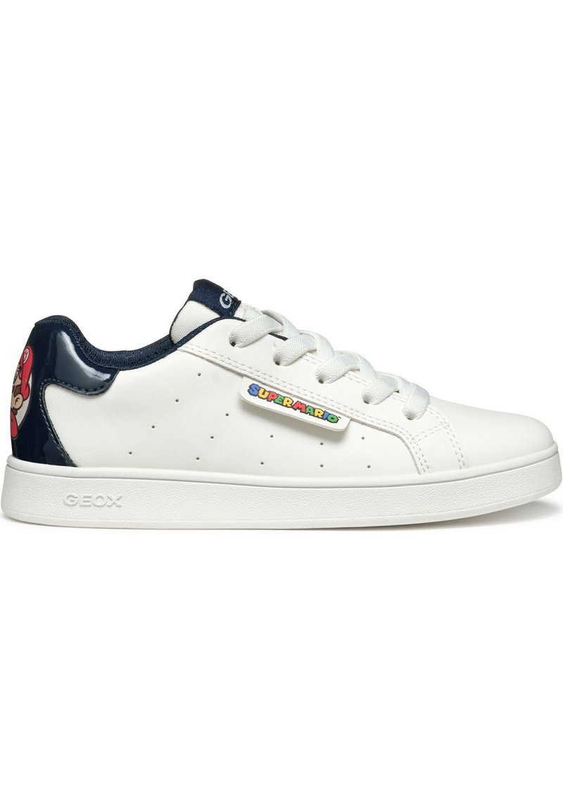 Zapatillas de cuero blancas con acentos en navy, laterales perforados y un colorido logo de "SUPER MARIO". Presentan una suela texturizada y cordones redondos.