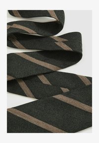 Unselected, forest green