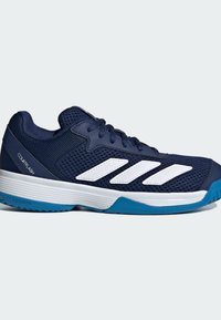 Ναυτικό μπλε αθλητικό παπούτσι Adidas Courtflash με λευκές ρίγες, επάνω μέρος από δίχτυ, μπλε εξωτερική σόλα και λευκή ενδιάμεση σόλα, εμφανιζόμενο από το πλάι.
