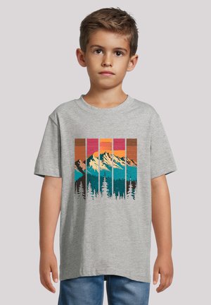 Graues T-Shirt mit einem farbenfrohen Berglandschafts-Motiv auf der Vorderseite, das Türkis, Orange und Pink umfasst.