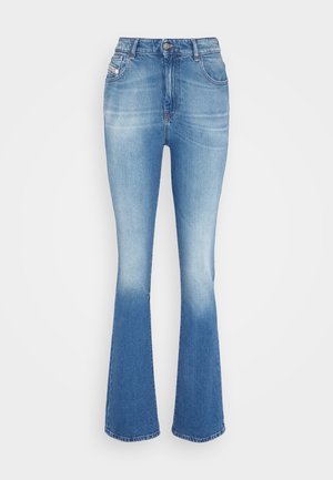 Jeanși evazați din denim albastru deschis, cu talie înaltă, ușoară decolorare la coapse, două buzunare frontale și închidere cu buton la talie.