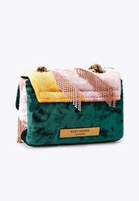 Borsa multicolore realizzata in morbido velluto, con motivo geometrico in verde, rosa e giallo, decorata con frange di perline e accessori metallici.