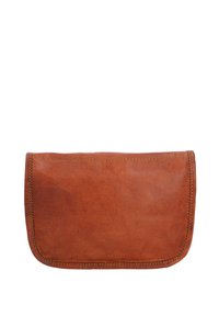Clutch in pelle marrone con una texture liscia, bordi arrotondati e cuciture gialle a contrasto lungo le cuciture. Forma rettangolare compatta.