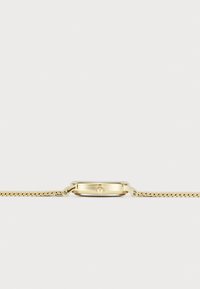 Goldfarbener Armbanduhr mit rundem Gehäuse, glattem Lünette und einem Gliederarmband. Minimalistisches Design mit schlankem Profil.