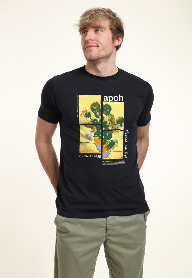 Černé bavlněné tričko s barevným potiskem slunečnice inspirovaným Van Goghem, s výraznými textovými akcenty. Přiléhavý střih, kulatý výstřih.