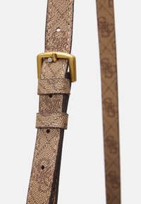 Cintura in pelle intrecciata marrone con fibbia in metallo dorato, dotata di più fori per la regolazione e una superficie texturizzata. Dettagli in trim marrone scuro.