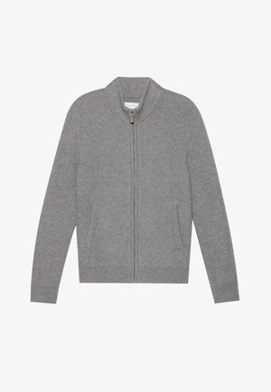 Siva zip-up kardigan s teksturiranim tkanjem, s visokim okovratnikom, bočnim džepovima i rebrastim rukavima i rubom, napravljen od mekanog materijala.