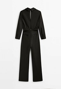 Svart långärmad jumpsuit med krage, öppning i ryggen med nyckelhål och elastisk midja. Släta fram- och bakfickor, skräddarsydd design, mjuk textur.