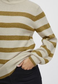 Strickpullover in Creme mit horizontalen Senfgelben Streifen. Verfügt über einen hohen Kragen und gerippte Bündchen, mit einer weichen Textur und lockerer Passform.