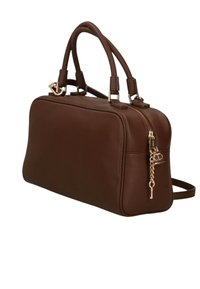 Braune strukturierte Handtasche mit zwei Griffen, Reißverschlussdetail in Goldfarbe und abnehmbarem Riemen. Rechteckige Form mit glatter Oberfläche.