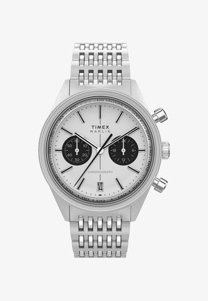 Timex Marlin chronograafhorloge van roestvrij staal met tachymeter, twee zwarte subdials, datumaanduiding en een metalen armband met schakels.