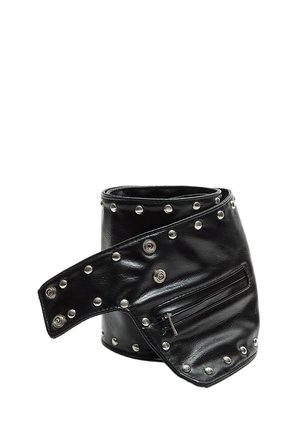 Ceinture en cuir noir avec des clous en argent et un petit compartiment zippé. Elle présente une texture lisse et un design unique enroulé.