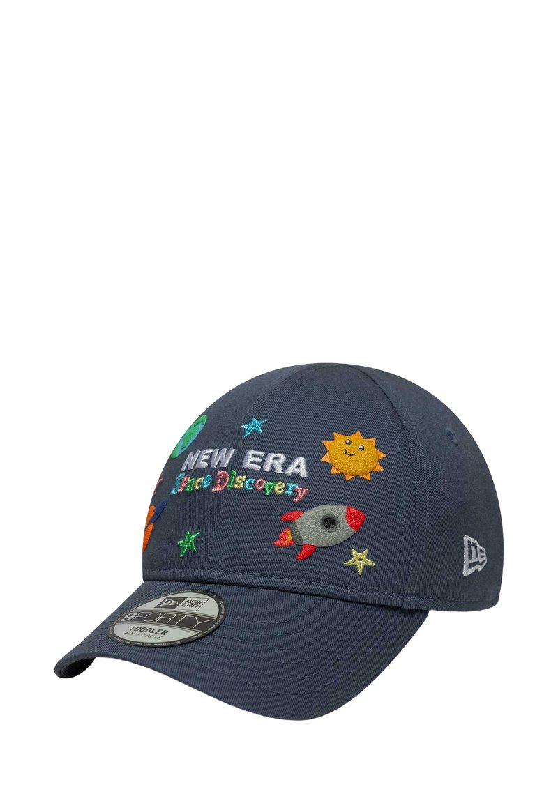 Marineblaue Kappe mit gestickten Weltraummotiven, darunter eine Rakete, die Sonne und Sterne. Mit einem gebogenen Schirm und New Era-Branding.